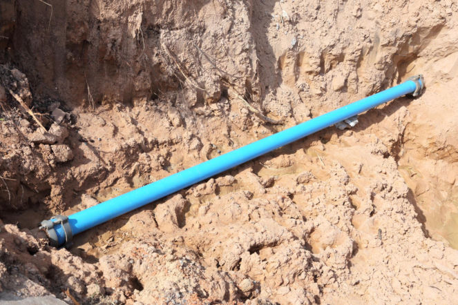 Budowa przyłącza wodnego – rura w wykopie ziemnym