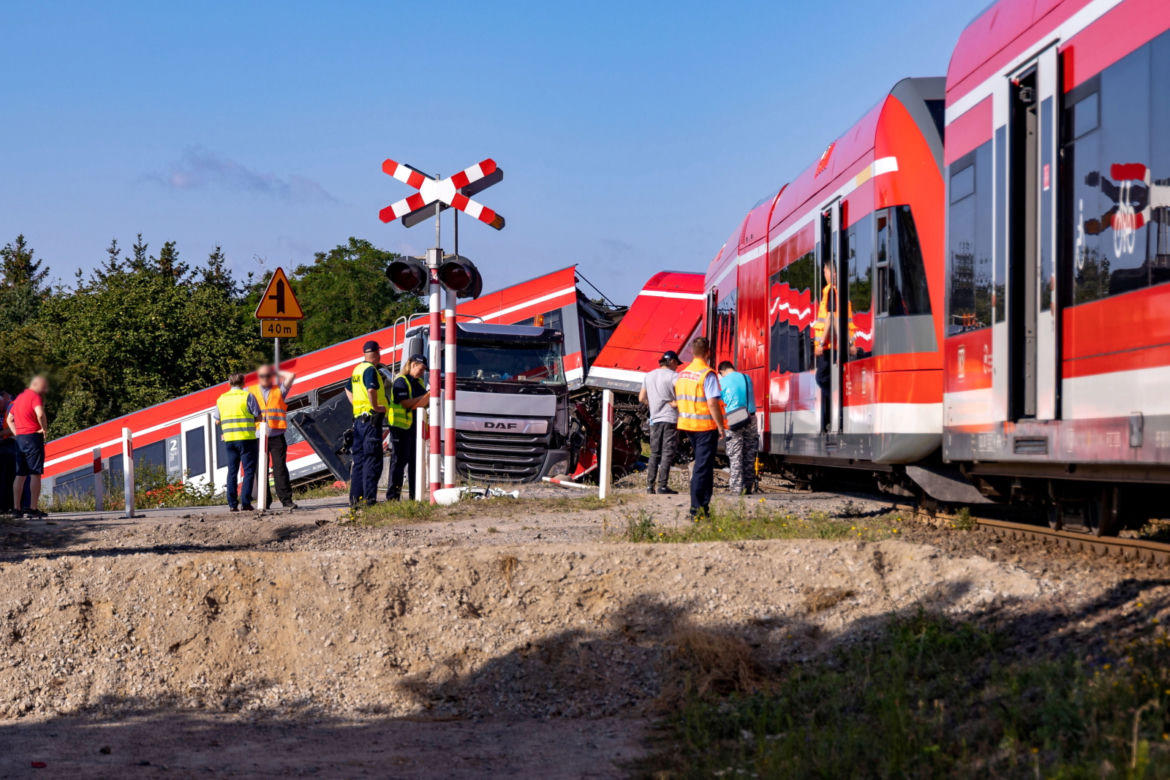 Tory na trasie Szczecin-Tantow uszkodzone po wykolejeniu pociągu