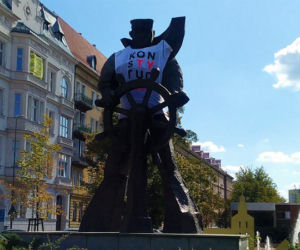 Szczeciński marynarz w koszulce z napisem Konstytucja