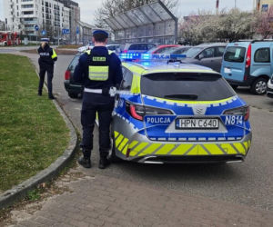 Sceny jak z filmu na komendzie w Słupsku. Sprawczyni kolizji drogowej natrudziła się, by uniknąć odpowiedzialności