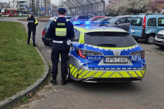 Sceny jak z filmu na komendzie w Słupsku. Sprawczyni kolizji drogowej natrudziła się, by uniknąć odpowiedzialności