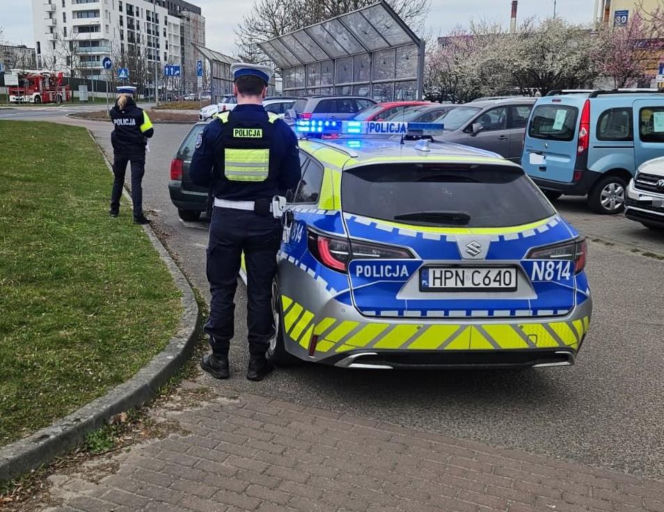 Sceny jak z filmu na komendzie w Słupsku. Sprawczyni kolizji drogowej natrudziła się, by uniknąć odpowiedzialności