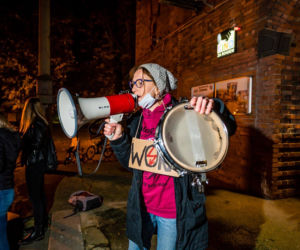 Ciągniki i kobiety pod biurem PiS-u. BECZKA GNOJU już w drodze