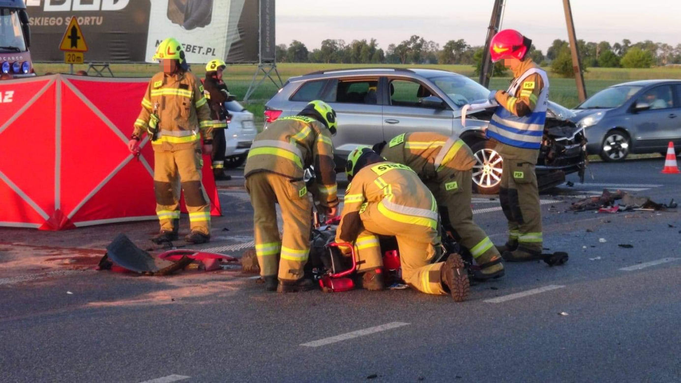 Kia roztrzaskała motocykl, kask toczył się po jezdni. Tragiczny wypadek pod Warszawą