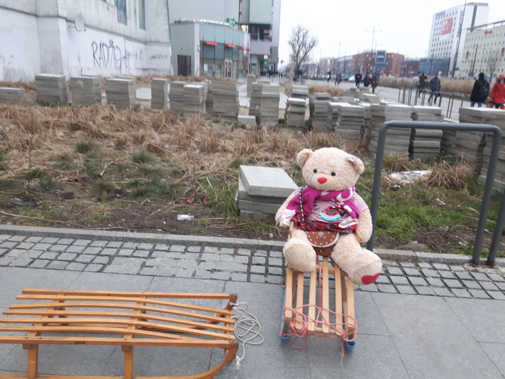 Skąd LUDZIE Z SANKAMI w centrum miasta?