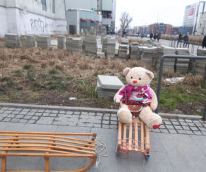 Skąd LUDZIE Z SANKAMI w centrum miasta?