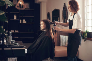 Cicha usługa u fryzjera. Nowy trend ze Szwecji zachwycił Polki