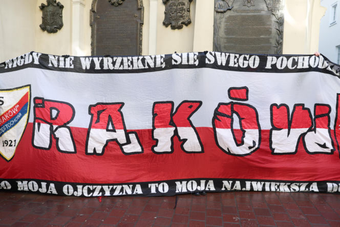 Prezydent na Jasnej Górze wśród kibiców. Podziękował za obronę  hasła „Bóg, Honor, Ojczyzna”