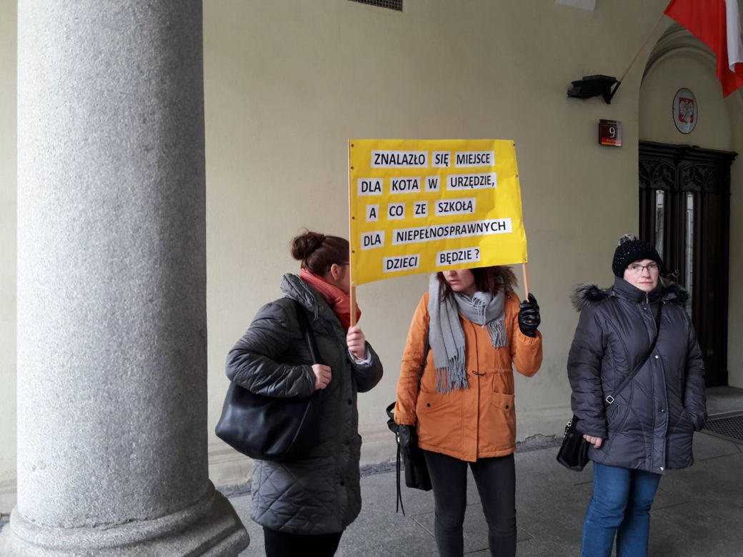 Rodzice protestowali przed sesją Rady Miejskiej Wrocławia