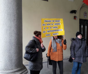 Rodzice protestowali przed sesją Rady Miejskiej Wrocławia