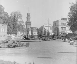 Plac Wolności - widoczna m.in. fontanna. W oddali wieża Ratusza, rok 1975-06 