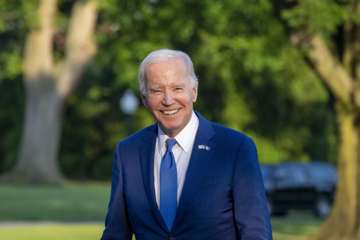 Joe Biden ciągle się przewraca! Takie były jego słynne upadki. Co się dzieje?