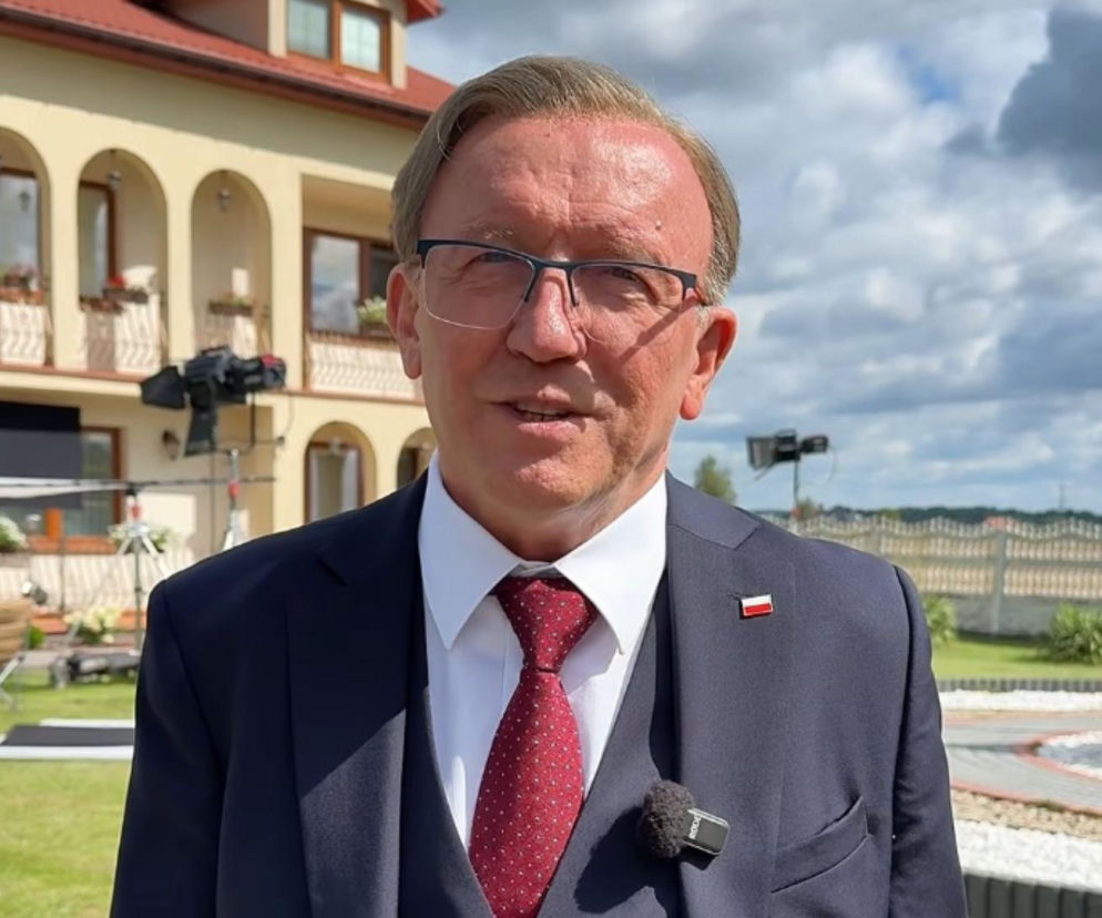 Aktor Artur Barciś jako Arkadiusz Czerepach na planie serialu Ranczo. O nowym sezonie przeczytasz na SE Superseriale.