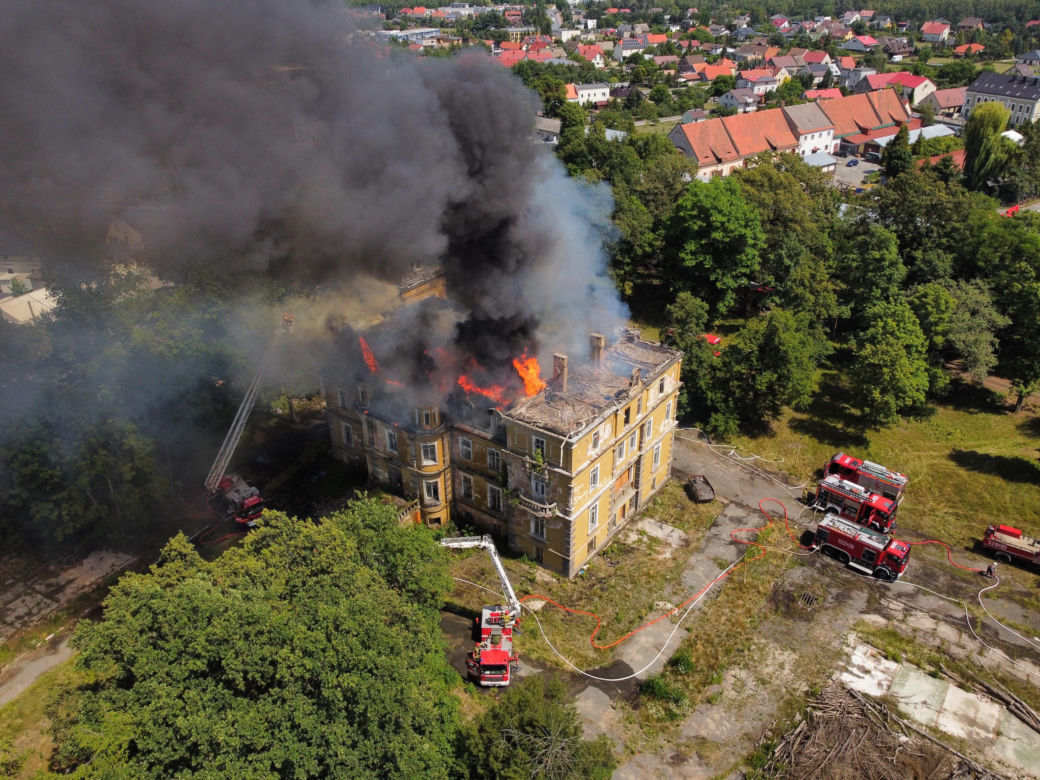 Dach pałacu cały w płomieniach 