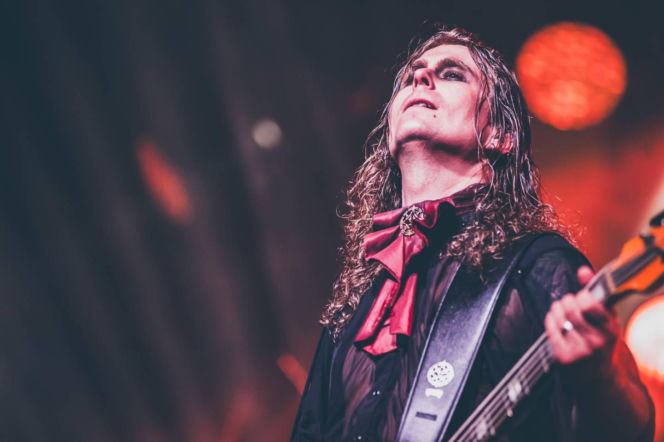 Skrupulatnie wyreżyserowany groteskowy spektakl okraszony nutą surrealizmu – Avatar zawładną Warszawą [RELACJA]