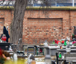 Monika Olejnik odwiedza grób rodziców
