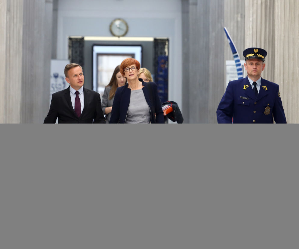 MINISTER RAFALSKA W DRODZE NA SPOTKANIE Z PROTESTUJĄCYMI RODZICAMI