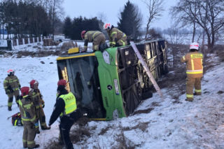 Gołoledź paraliżuje drogi w Bydgoszczy i regionie! Autobus wypadł z drogi [ZDJĘCIA]