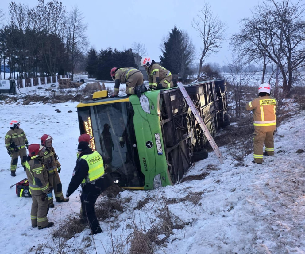 Gołoledź paraliżuje drogi w Bydgoszczy i regionie! Autobus wypadł z drogi [ZDJĘCIA]