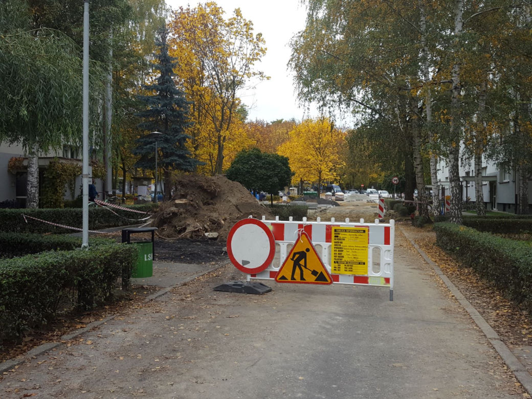Rozkopy na osiedlu Przyjaźni w Lesznie. Będa nowe parkingi na ul. Niemieckiej
