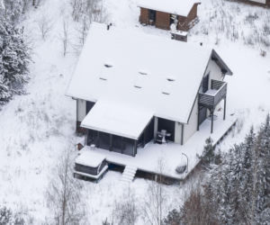 Dom Ziobry zasypany śniegiem czeka na gospodarza