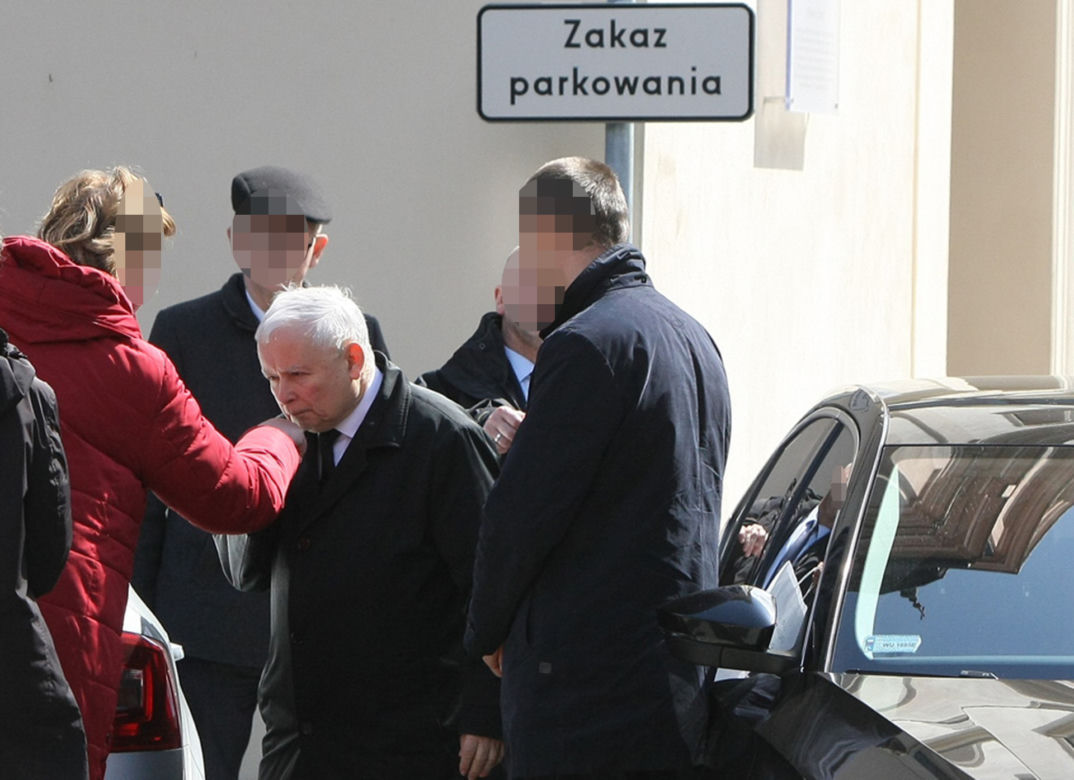 Kaczyński jak gwiazdor! Wpisał się w książkę nieznajomemu 
