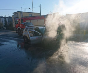 O włos od tragedii w Żninie! Policjanci w porę zauważyli palący się samochód i uratowali kierowcę! [ZDJĘCIA]