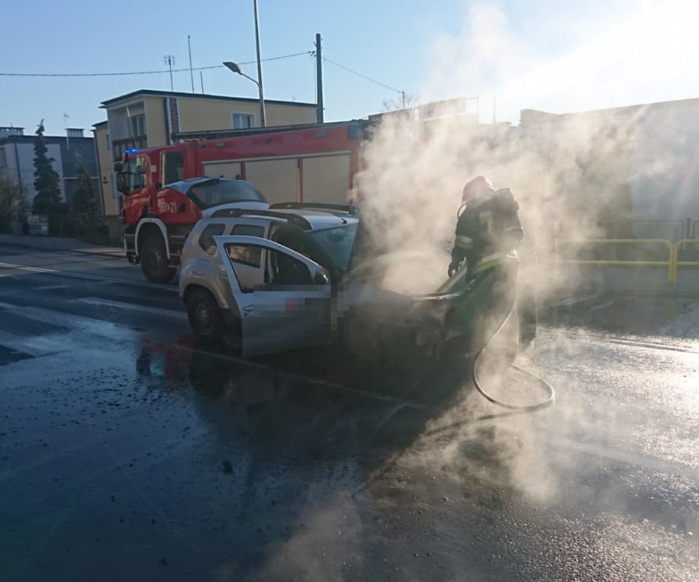 O włos od tragedii w Żninie! Policjanci w porę zauważyli palący się samochód i uratowali kierowcę! [ZDJĘCIA]