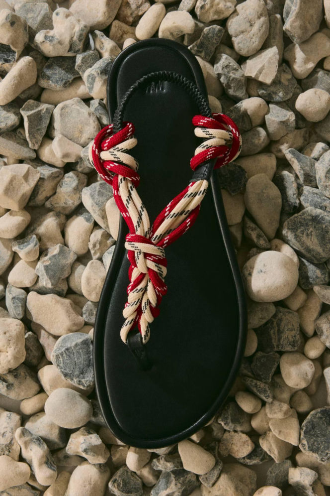Włoszki latem 2026 będą nosić tylko te sandały. Modele w tym stylu kupicie między innymi w H&M i Zarze