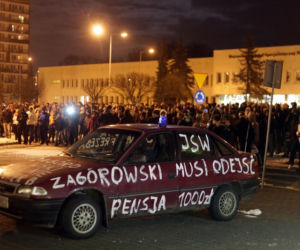 Znowu wrze przed siedzibą JSW. Płonął race, wybuchają petardy, wyją syreny