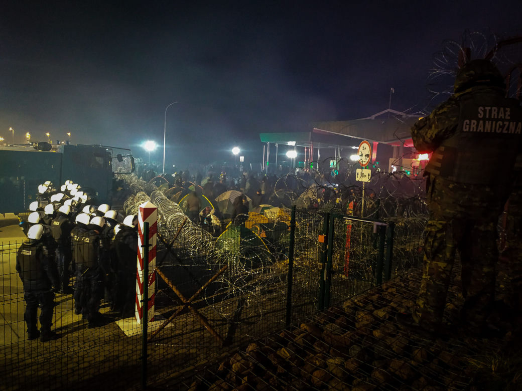 Migranci na przejściu granicznym w Kuźnicy