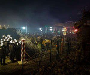 Migranci na przejściu granicznym w Kuźnicy
