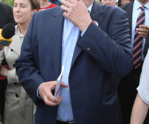 PLATFORMA ZRZUCA WINĘ NA KOMOROWSKIEGO