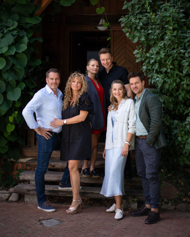 Przyjaciółki, 26 sezon, odcinek 303. Inga (Małgorzata Socha), Patrycja (Joanna Liszowska), Oskar (Jakub Wesołowski), Natalia (Natalia Rybicka), Borys (Piotr Stramowski), Wiktor (Paweł Deląg)