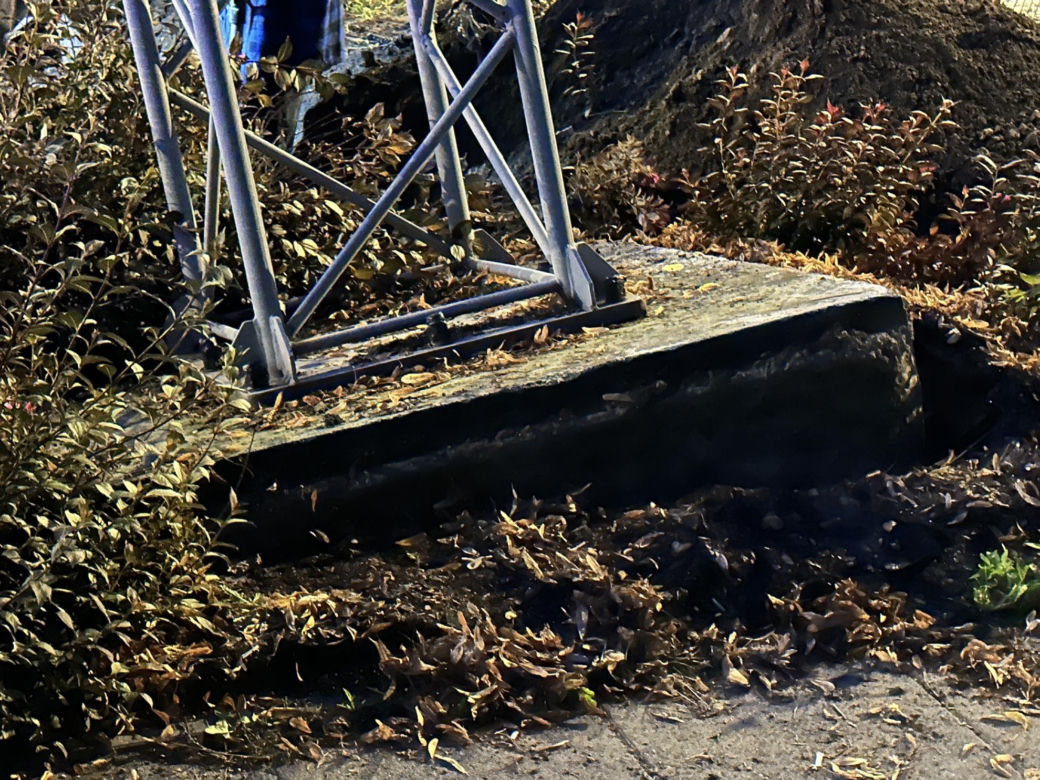 Totalna demolka na drodze. Koparka zerwała bramownicę, pękła rura z gazem