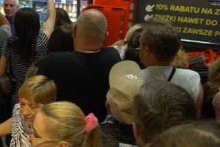 Łomża. Tłumy na otwarciu nowego Carrefoura. Ludzie rzucili się na banany za 1,99 zł [WIDEO] 