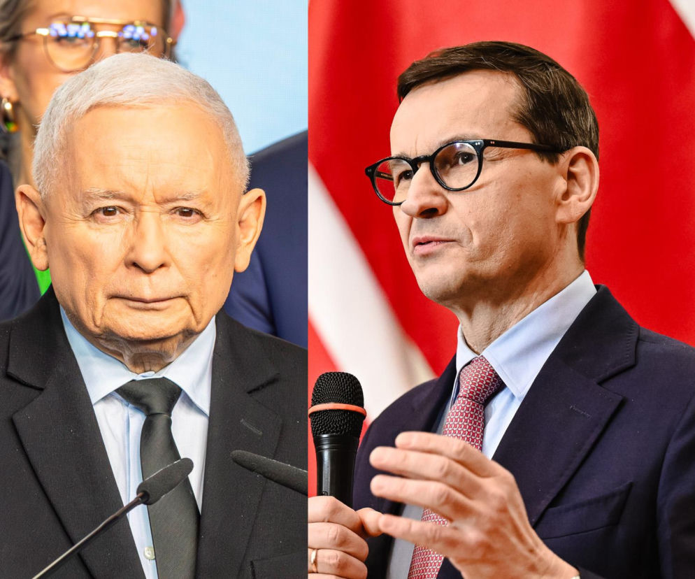 Jarosław Kaczyński obok Mateusza Morawieckiego przemawiającego do mikrofonu. O sporze w PiS przeczytasz na SE Polityka.