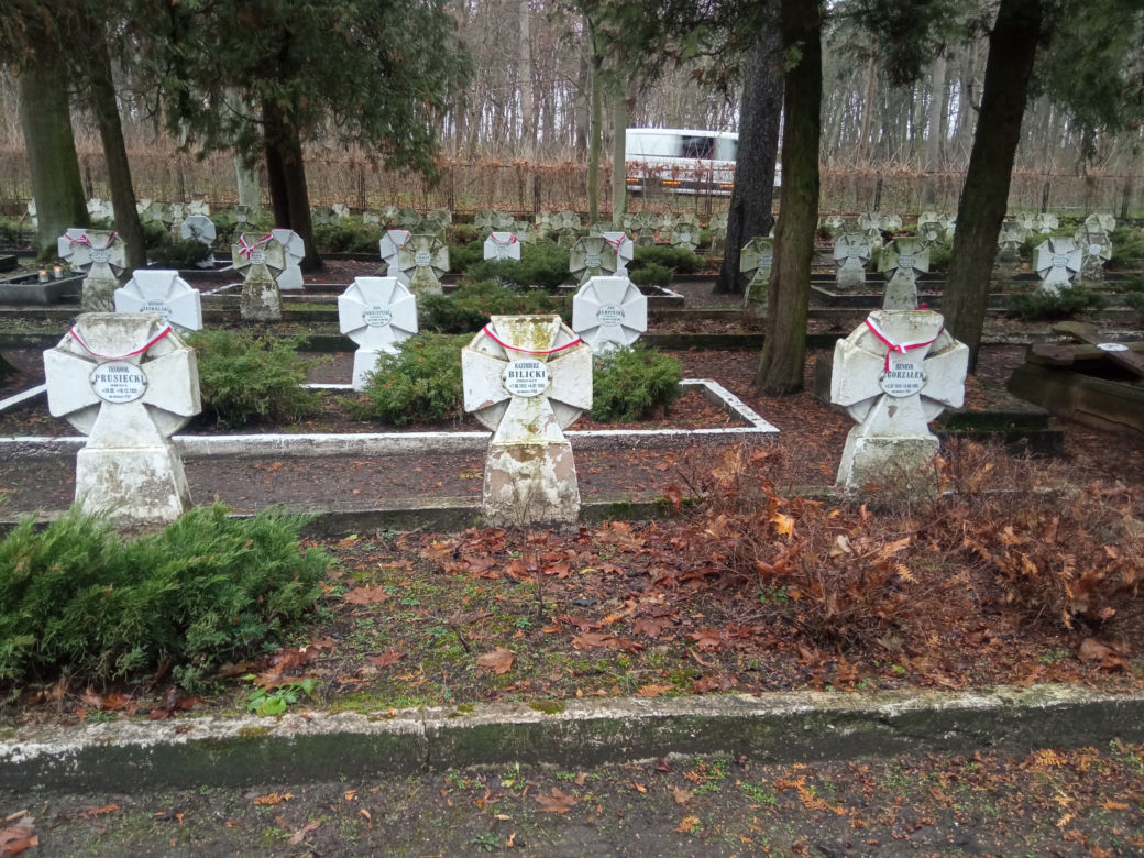 Zniszczone nagrobki na cmentarzu wojennym w Grudziądzu