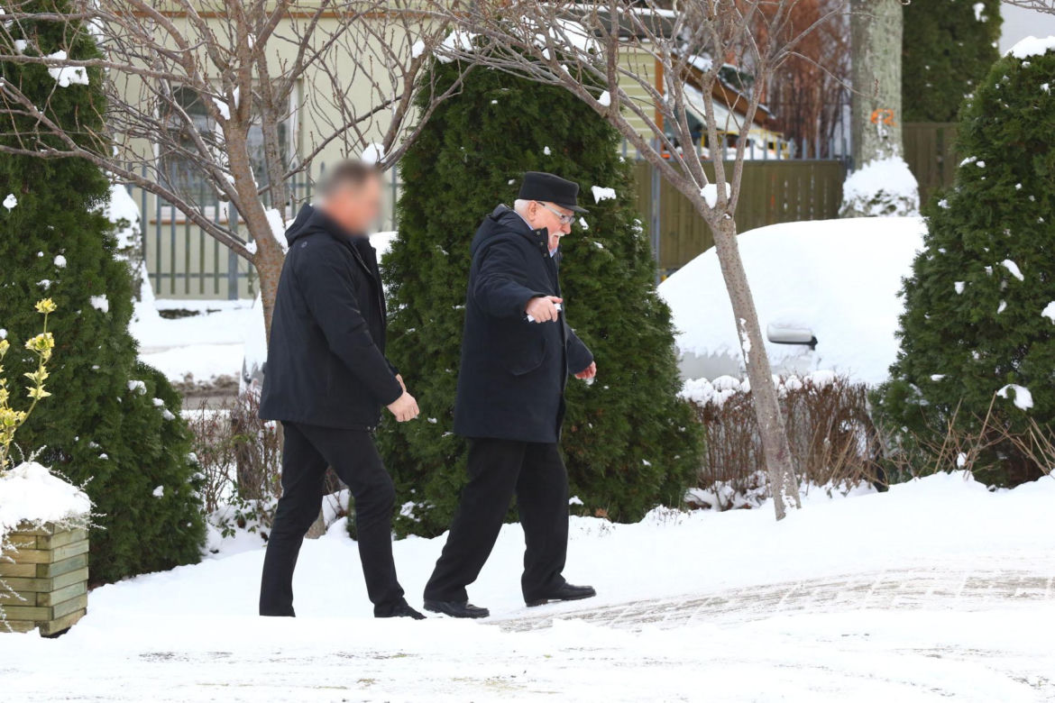 Lech Wałęsa ślizga się na chodniku w drodze do kościoła