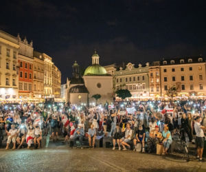 Manifestacja Białorusinów na rynku w Krakowie. Precz z Łukaszenką!