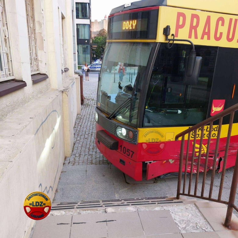 Łódź. Tramwaj wykoleił się po zderzeniu z autem. Zatrzymał się kilkanaście centymetrów przed budynkiem