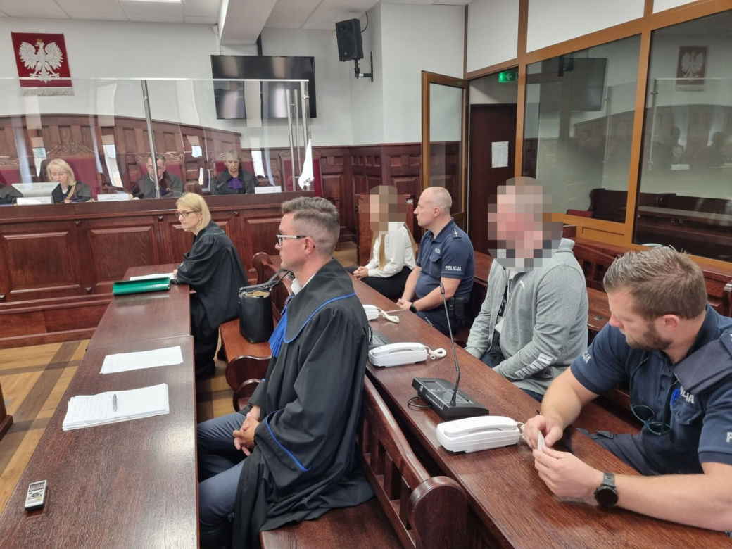 Proces w sprawie znęcania się nad 5-letnimi bliźniaczkami