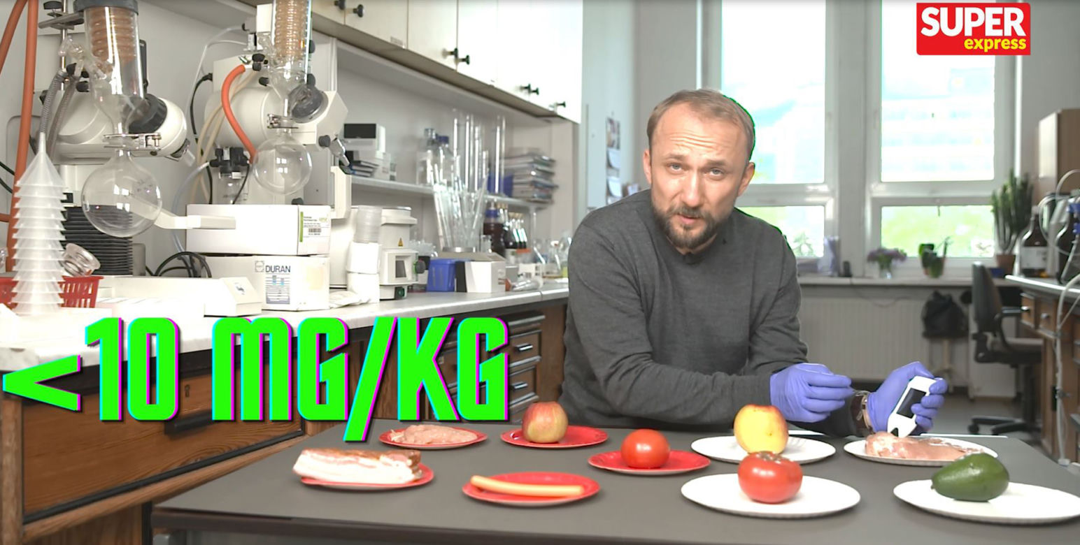 Feder w akcji! W laboratorium sprawdził hit internetu