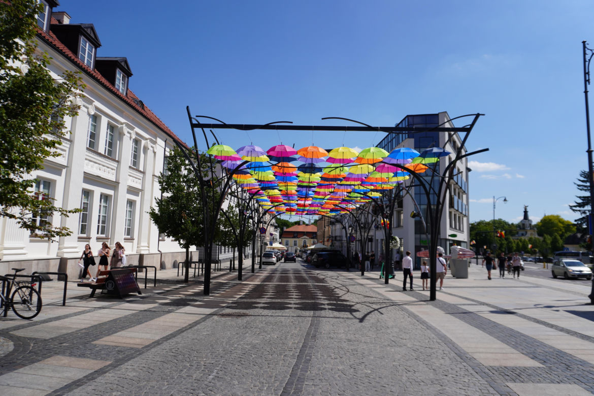 Kolorowe parasolki nad ulicą Kilińskiego w Białymstoku