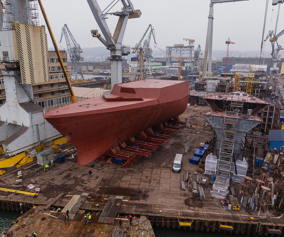 Transport bloku dziobowego pierwszej fregaty programu Miecznik - przyszłego ORP Wicher