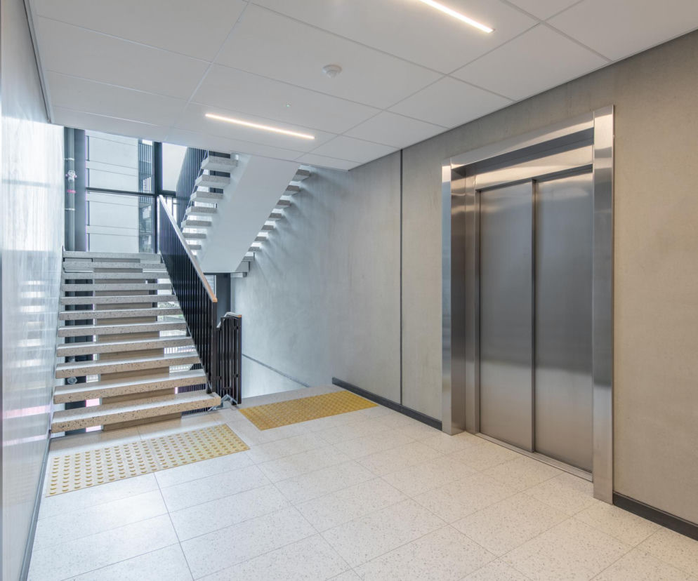 Schody wewnętrzne – materiały, konstrukcja i wymagania techniczne