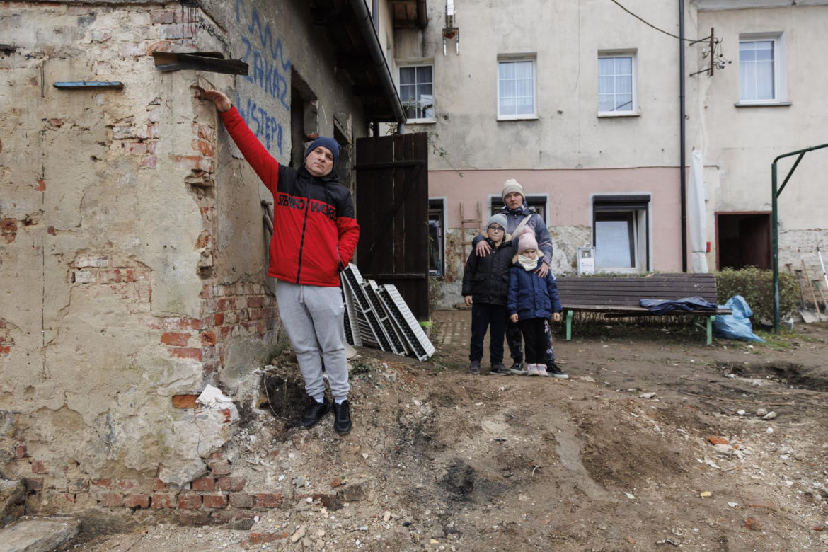 Powodzianie osuszyli dom pół roku po powodzi.