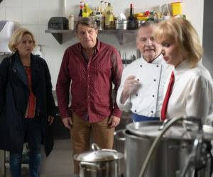 Na Wspólnej odc. 2911. Danka (Lucyna Malec), Marek (Grzegorz Gzyl), Halinka (Katarzyna Żak), Stefan Dębek (Maciej Kujawski)