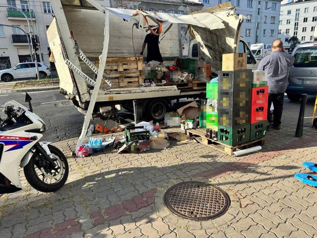 Złoty trunek na ulicach stolicy. Butelki z piwem wypadły z dostawczaka. Mieszkańcy się o nie bili!