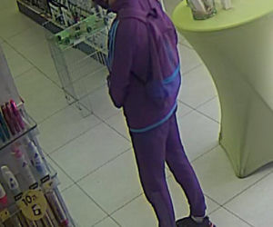 Wykorzystał moment nieuwagi i ukradł drogie perfumy! Szuka go policja z Bydgoszczy